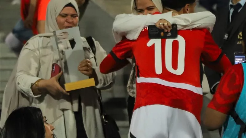 محمد عبد الله يهدي والدته جائزة رجل مباراة مصر وجنوب أفريقيا 