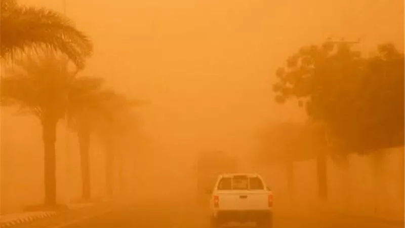 موقف مباراة الأهلى بسبب المنخفض الخماسينى  رياح محملة بالأتربة وتحذيرات هامة للجمهور 