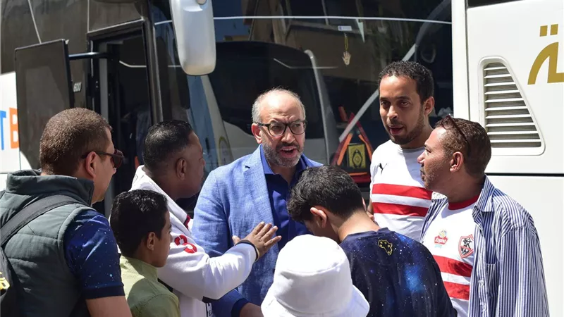 توافد جماهير الزمالك أمام بوابات النادي لركوب الحافلات للسفر إلى الإسكندرية ..صور