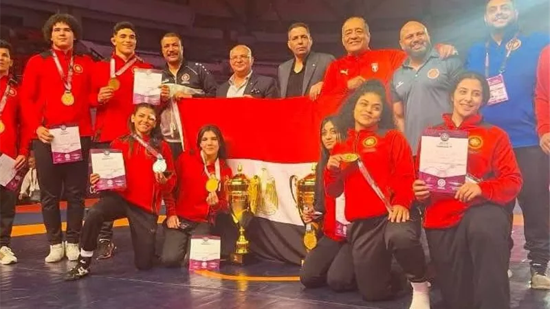 أشرف صبحى  يهنئ بعثة المصارعة بعد حصد 62 ميدالية في البطولة الأفريقية