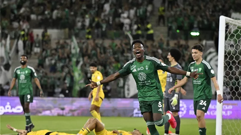 أهلي جدة يحتفل بدوري أبطال آسيا على أنقاض التعاون في الدوري السعودي