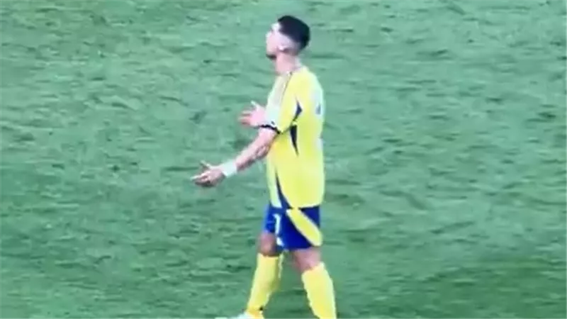 إشارات النوم.. سر الحديث الذي أغضب كريستيانو رونالدو في كلاسيكو النصر والاتحاد