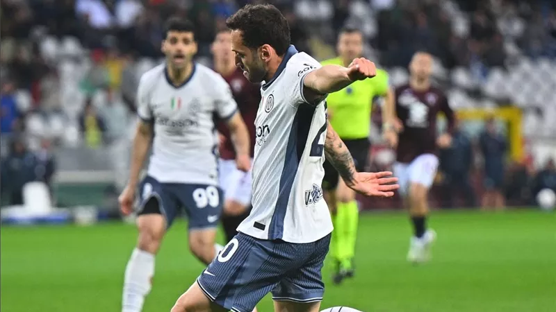 إنتر ميلان يفوز على تورينو بثنائية ويزاحم نابولي على قمة الدوري الإيطالي