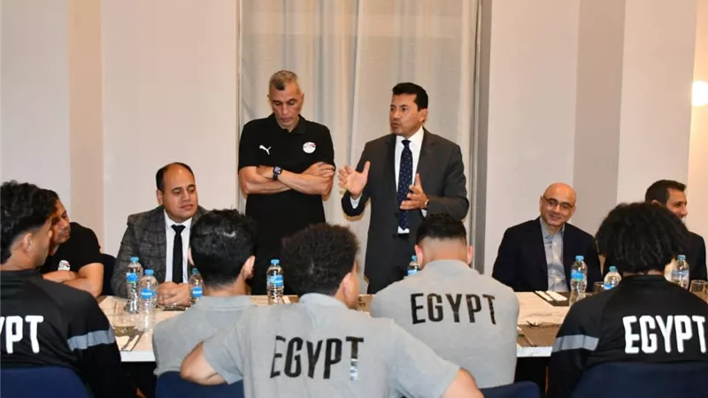 أشرف صبحي يؤازر منتخب الشباب قبل مواجهة المغرب ويحتفل معهم بالتأهل للمونديال