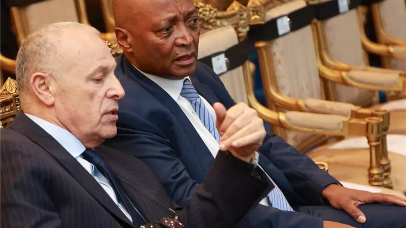 هانى أبو ريدة يستقبل باتريس موتسيبي على هامش نهائى أمم إفريقيا للشباب 
