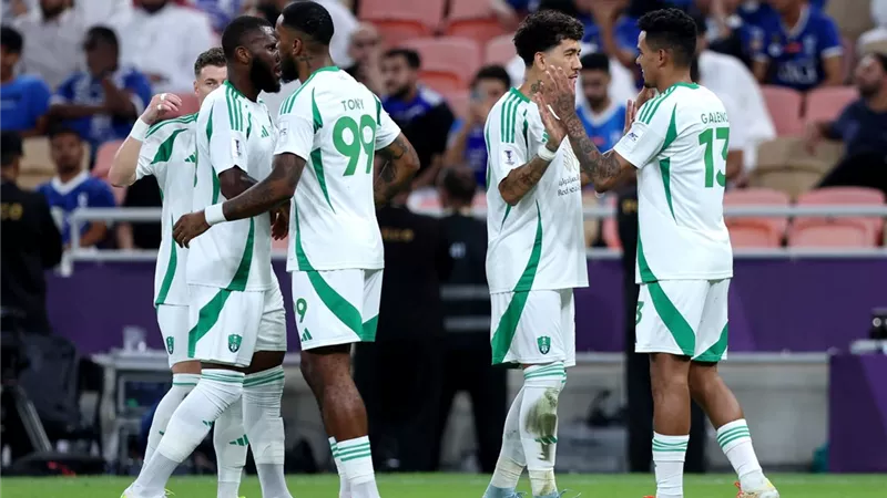 4 أندية أوروبية تهدد بقاء نجم الأهلي في الدوري السعودي