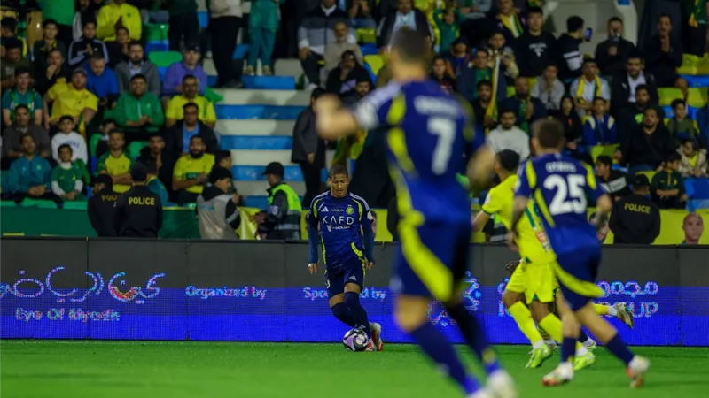 تعادل مثير يحسم مواجهة النصر والخليج في دوري روشن السعودي