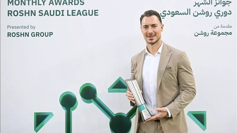 رحلة الذهب مستمرة.. الأهلي السعودي يجدد عقد ماتياس يايسله