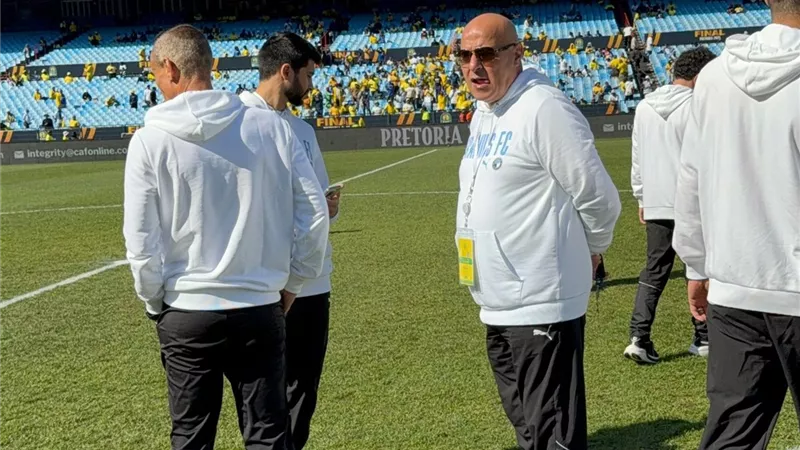 بيراميدز يتفقد أرض الملعب قبل لقاء صن دوانز فى نهائى دوري أبطال إفريقيا .. صور