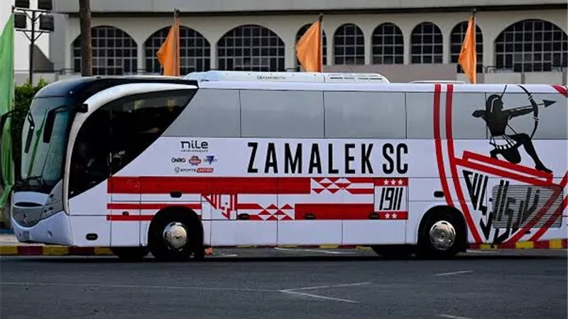حافلة الزمالك تصل إستاد الكلية الحربية استعداداً لمواجهة بتروجت 