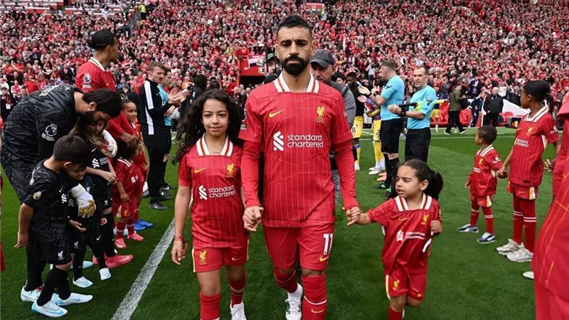 محمد صلاح يصطحب مكه و كيان خلال الممر الشرفى من كريستال بالاس 