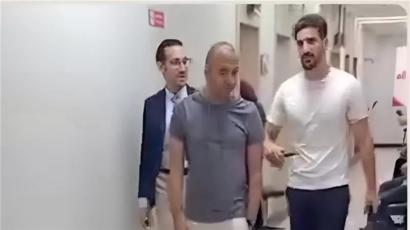 محمد علي بن رمضان ينهي الكشف الطبي استعدادا للانضمام إلى الأهلي(صور)