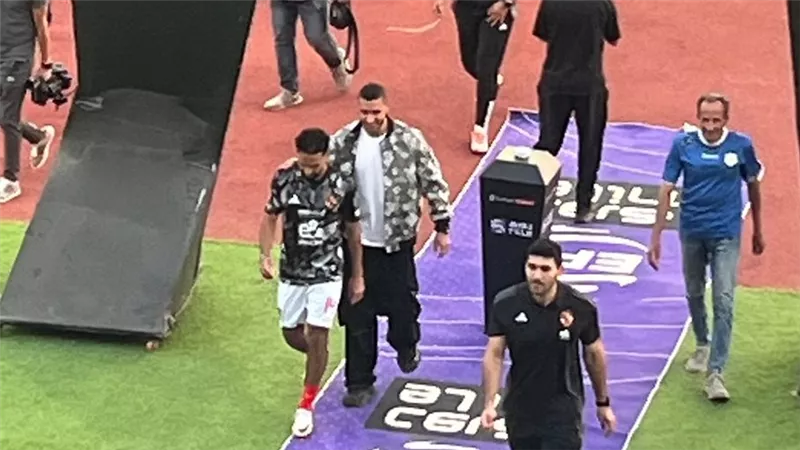 رامي ربيعة يدعم الأهلي أمام فاركو والجماهير تنهال بالهجوم عليه