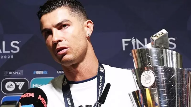رونالدو يحتفل مع جورجينا بعد تتويج البرتغال بكأس الأمم الأوروبية 