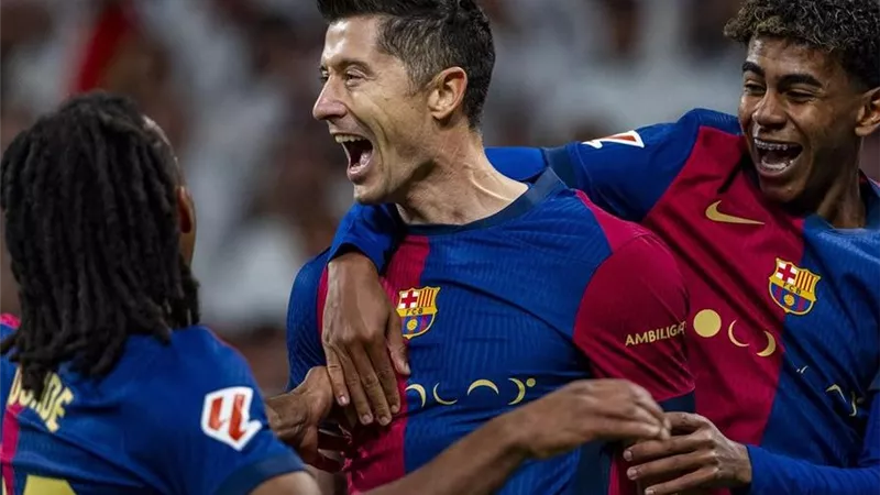 من عرين الغريم.. برشلونة يحسم أولى صفقاته في الميركاتو الصيفي
