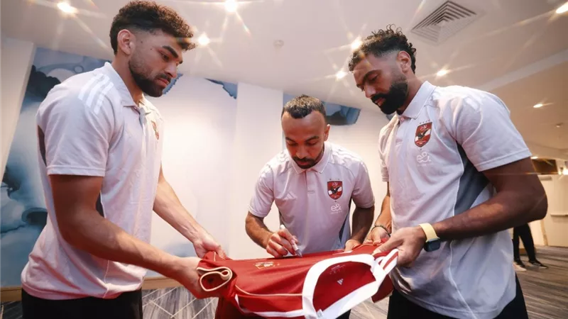 فيفا يحصل على توقيعات اللاعبين على قمصان الأهلي قبل كأس العالم للأندية