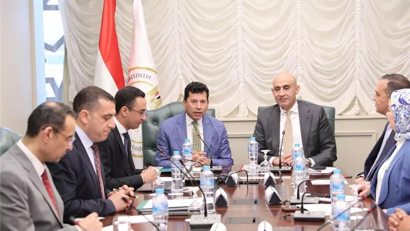 وزير الشباب والرياضة ووزير التربية والتعليم يبحثان إطلاق دوري المدارس على مستوى 