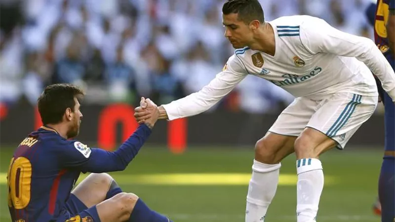 ميسي يكشف لأول مرة كواليس علاقته مع كريستيانو رونالدو.. ماذا قال؟