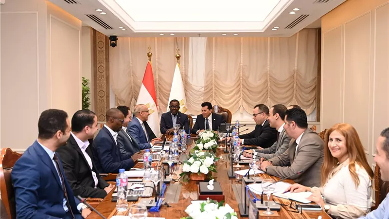 وزير الرياضة يلتقي الأمين العام للاتحاد الافريقي لمتابعة  آخر المستجدات لنقل مقر الاتحاد 