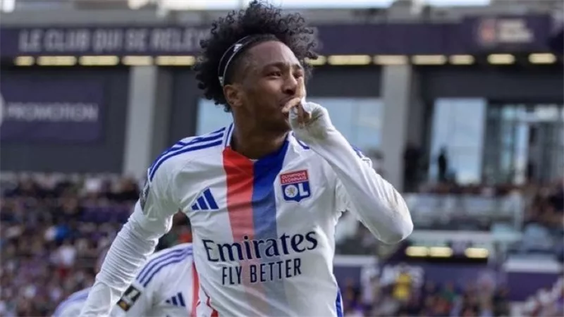 لاعب جديد يجاور محمد صلاح.. نجم ليون علي ردار ليفربول لخلافة نونيز