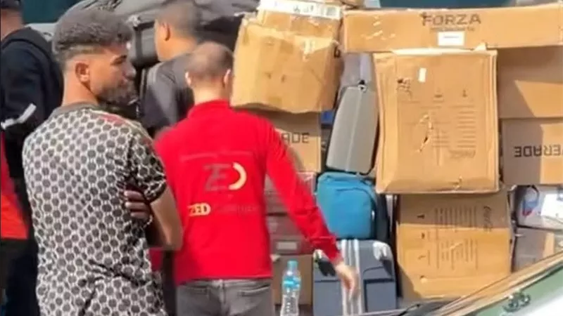 بعد توديع كأس العالم للأندية| سيارة نقل تحمل أجهزة و هدايا لـ للاعبي الأهلي أمام مطار القاهرة .. صور
