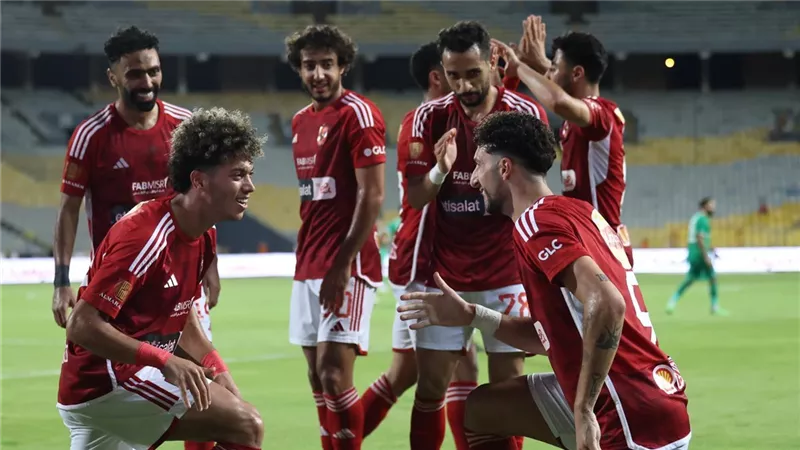 نجم الأهلي السابق يُشعل الجدل حول المشاركة في الكونفدرالية.. ماذا قال؟