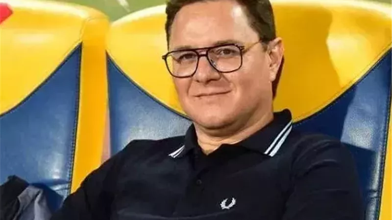 بظهور مرعب.. مدرب الوداد يحضر مباراة العين في كأس العالم للأندية (صورة)
