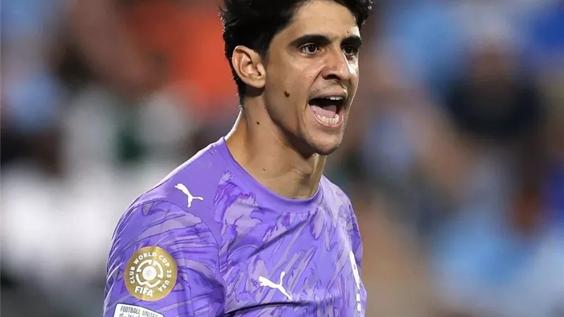 ياسين بونو يقتحم قائمة الأفضل في كأس العالم للأندية