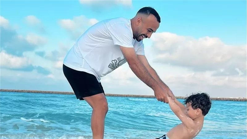 أفشة يستمتع بالإجازة الصيفية برفقة نجله على شواطئ الساحل الشمالي