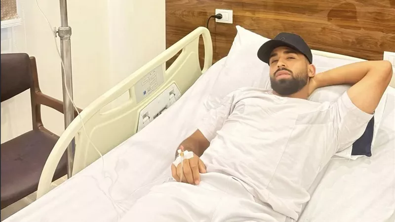حسام وإبراهيم حسن يطمئنان على مروان عطية