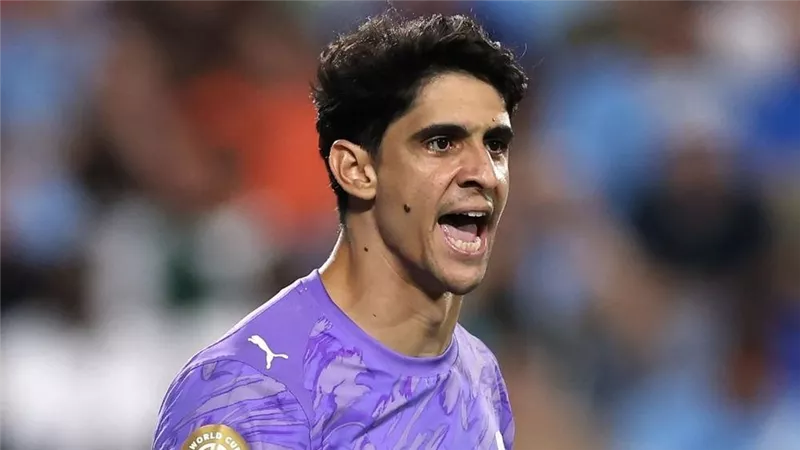 ياسين بونو ضمن المرشحين لجائزة أفضل حارس مرمى في العالم 2025