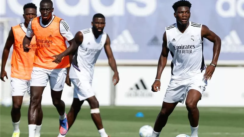 إصابة مفاجئة.. ريال مدريد مُهدد بفقدان نجم جديد ضد باريس سان جيرمان