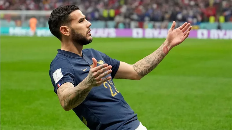 ثيو هيرنانديز يوقع على عقود انتقاله إلى الهلال السعودي (تفاصيل)