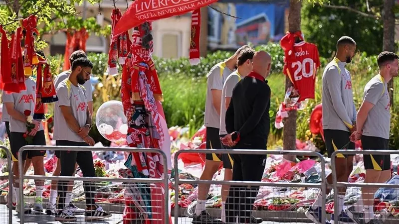 بمشاركة محمد صلاح.. نجوم ليفربول ينعون ديوجو جوتا بوقفة صامتة بالزهور في أنفيلد 