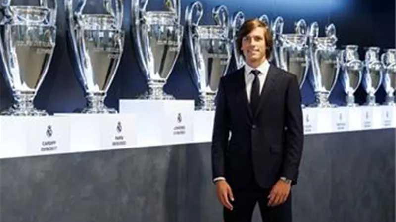 كاريراس يكشف كواليس انضمامه لريال مدريد ويعلق على مواجهة يامال بدوري الأبطال