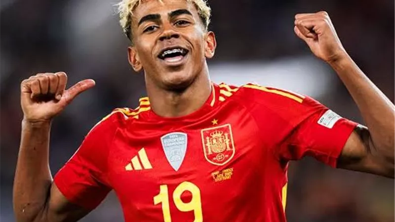 هدية مدريدية تمنح لامين يامال جائزة أفضل لاعب في العالم (صورة)