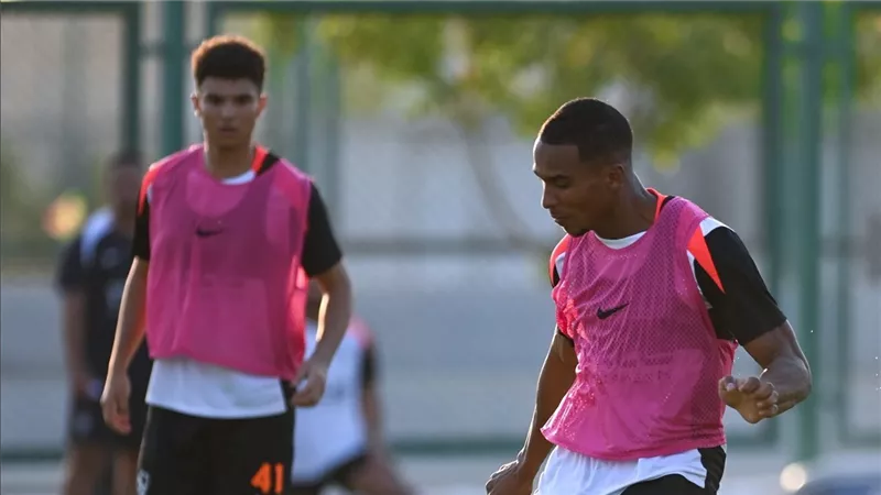 الزمالك يتدرب علي ملعب الدفاع الجوي بقرار من فيريرا 