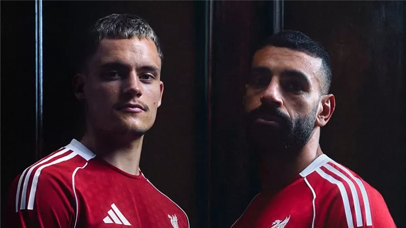 بجانب أساطير النادي.. محمد صلاح وفيرتز يتصدران الإعلان عن قميص الفريق