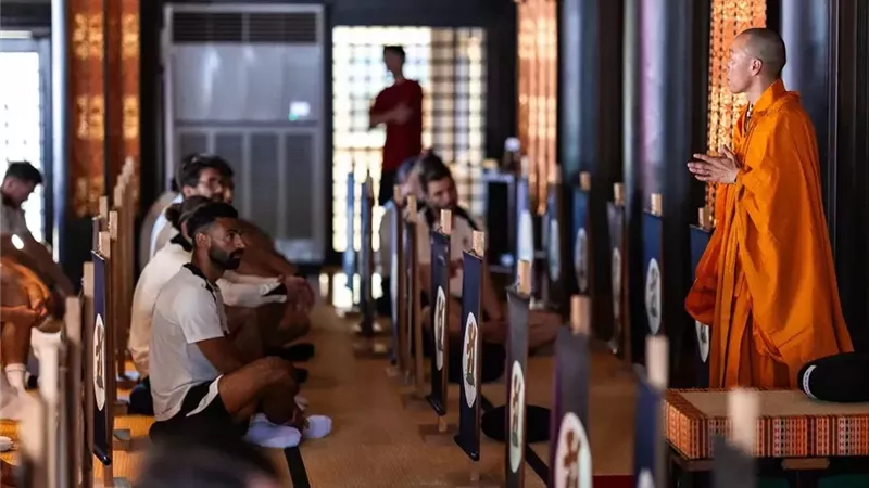 ليفربول يبدأ معسكر اليابان بجلسة تأمل في معبد إيكوين.. وصلاح يشارك (صور)