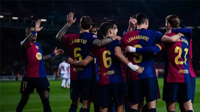 هانز فليك يعلن تشكيل برشلونة لمواجهة كومو في كأس خوان جامبر