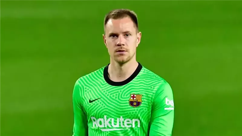 بعد 11 عامًا في كامب نو.. تير شتيجن يرحل عن برشلونة وينضم إلى أياكس