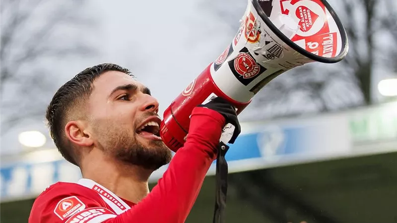 عمر فرج يصل القاهرة لحسم مصيره مع الزمالك 