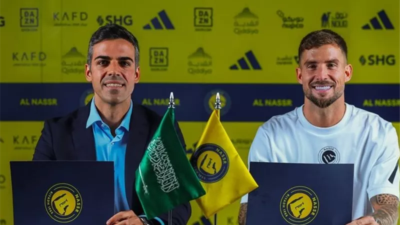 أول تعليق من مدافع برشلونة بعد انضمامه لـ النصر السعودي