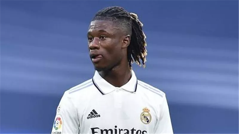 من ضمنهم تشيلسي.. صراع أوروبي لضم كامافينجا من ريال مدريد