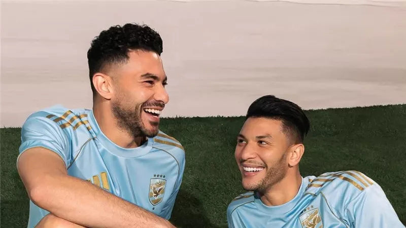 الأهلي يكشف عن قميصه الثالث لموسم (2025 - 2026).. صور