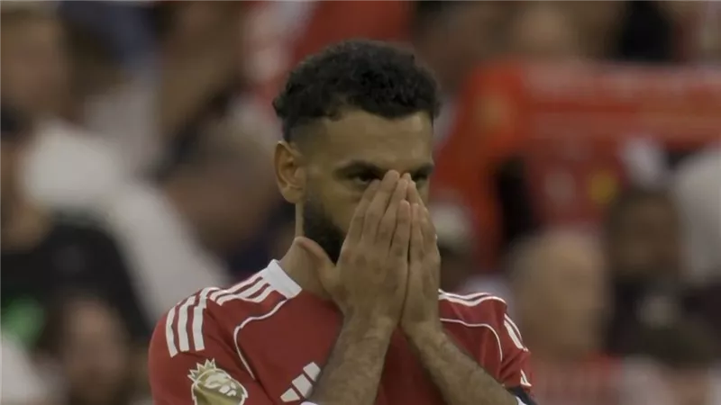 مشهد نادر.. مدافع بورنموث يُخرج محمد صلاح عن هدوئه (صورة)
