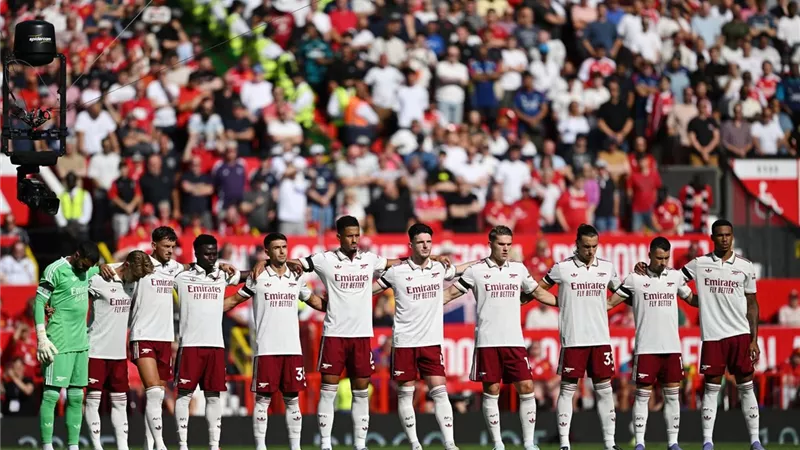 ريكاردو كالافيوري يمنح أرسنال التقدم الأول خلال مباراة مانشستر يونايتد