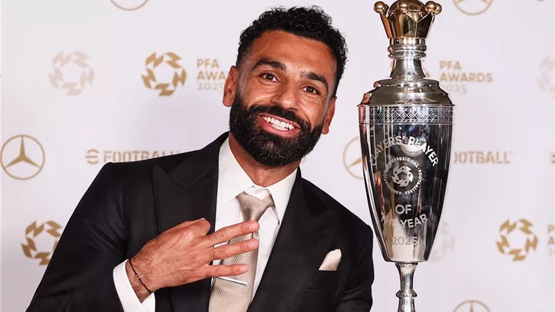 بعد تتويجه بجائزة لاعب العام.. محمد صلاح يكشف عن مكان غريب لجوائزه الفردية