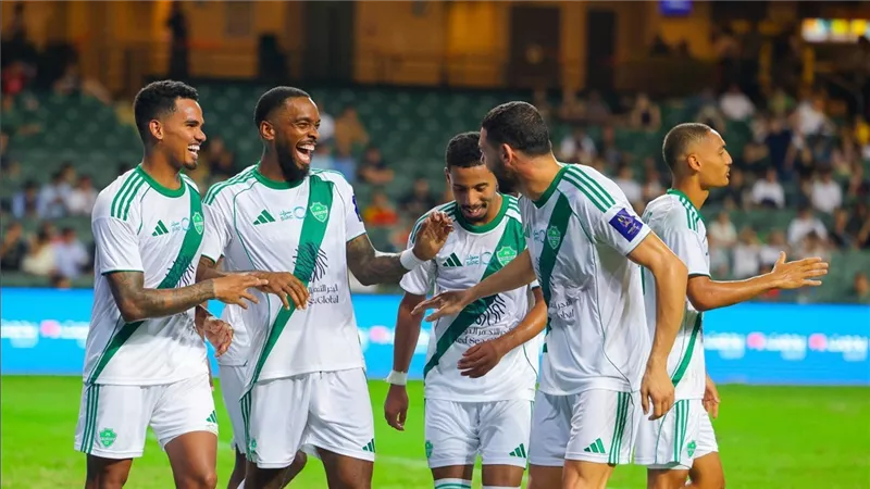 الأهلي يكتسح القادسية ويضرب موعدًا مع النصر في نهائي كأس السوبر السعودي