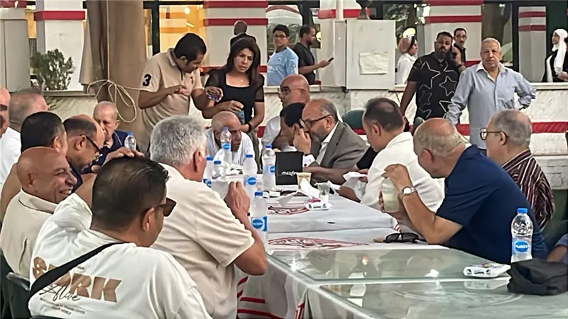حسين لبيب يعقد اجتماعا طارئا لمناقشة أزمة أرض اكتوبر بحضور رموز الزمالك (صور) 